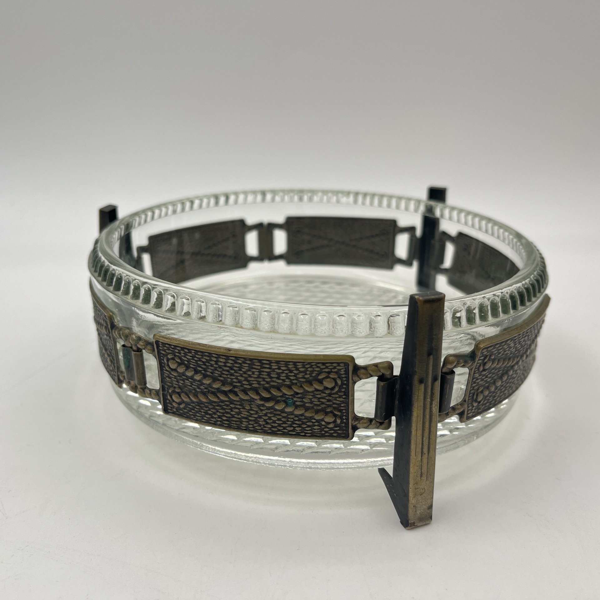 Конфетница на подставке с орнаментальным декором