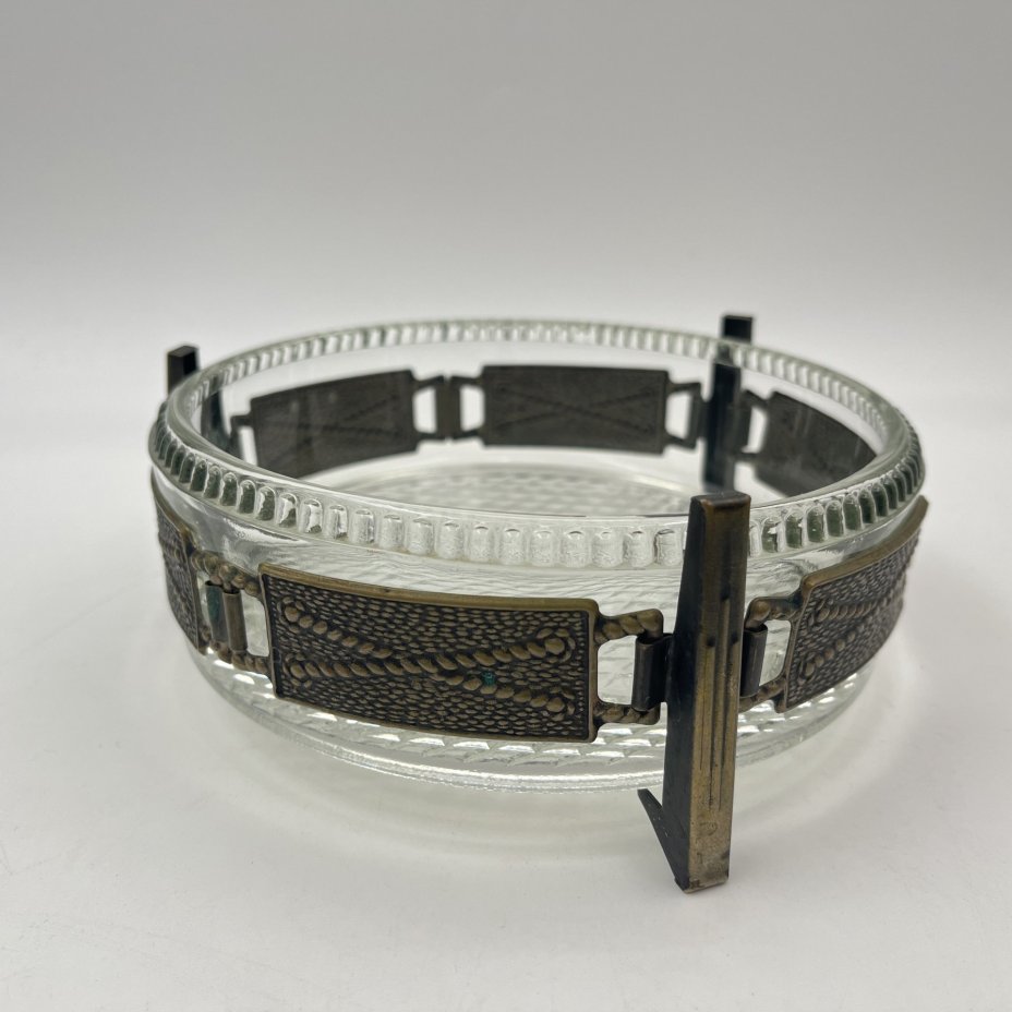 Конфетница на подставке с орнаментальным декором