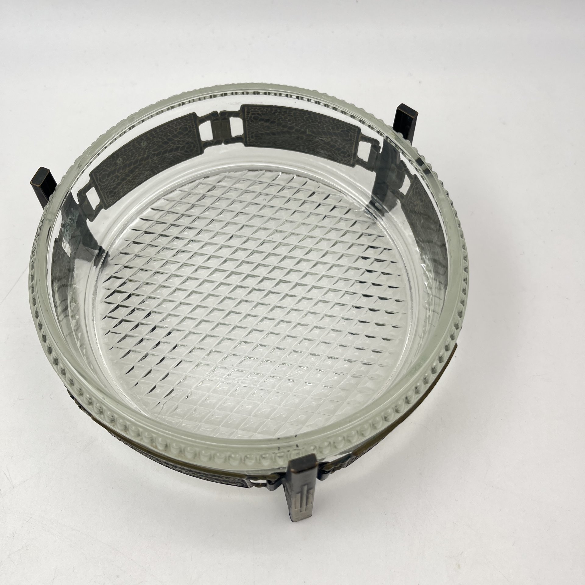 Конфетница на подставке с орнаментальным декором