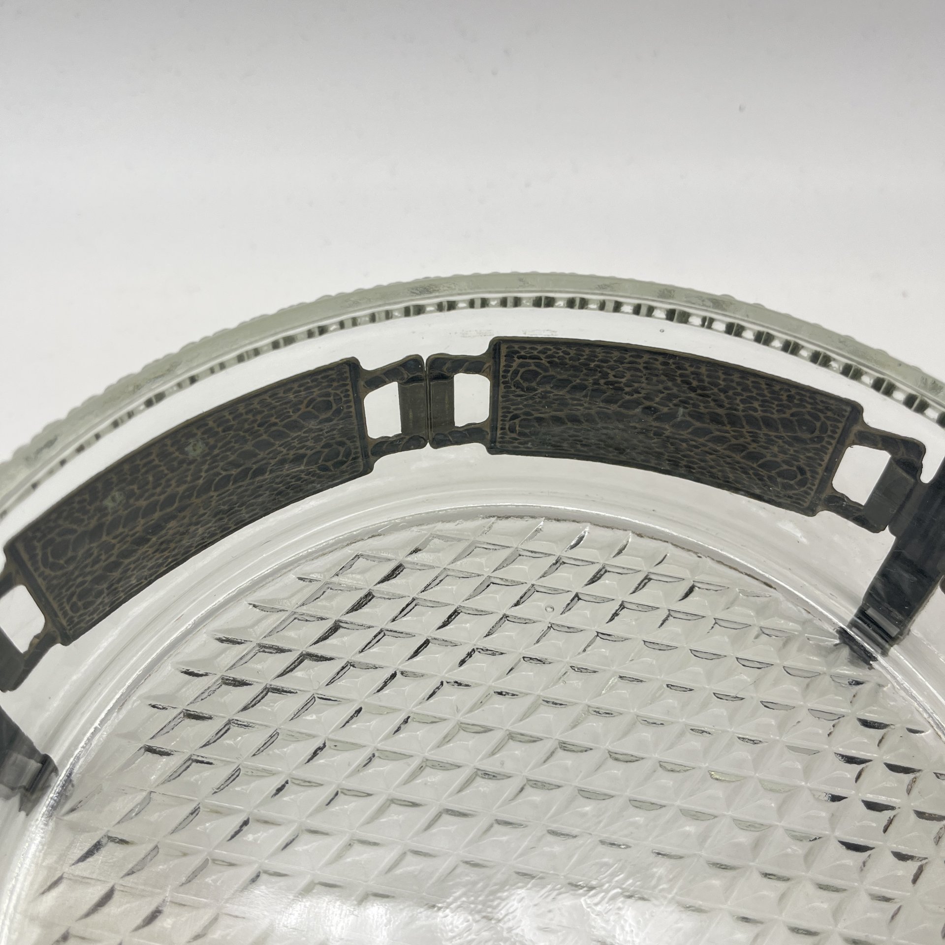 Конфетница на подставке с орнаментальным декором