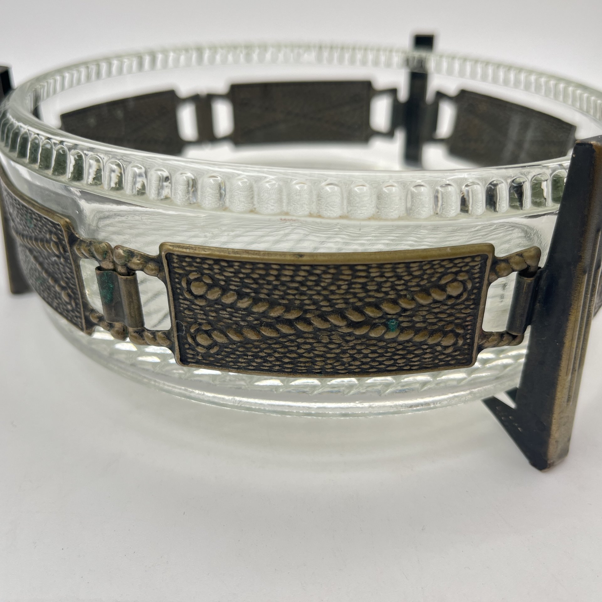 Конфетница на подставке с орнаментальным декором