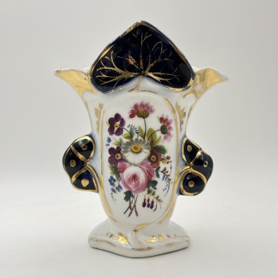 Ваза, украшенная цветочным декором и золотистым узором на кобальтовом фоне, фарфор, роспись, золочение, Европа, 1910-1930 гг.