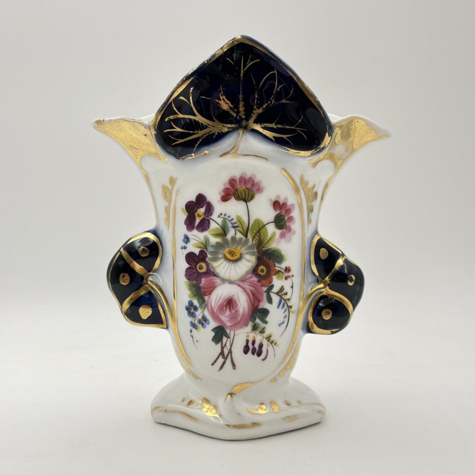 Ваза, украшенная цветочным декором и золотистым узором на кобальтовом фоне, фарфор, роспись, золочение, Европа, 1910-1930 гг.