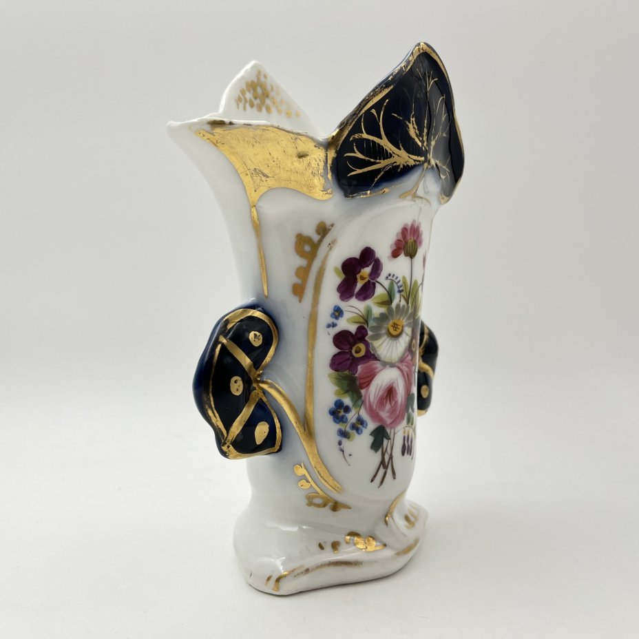 Ваза, украшенная цветочным декором и золотистым узором на кобальтовом фоне