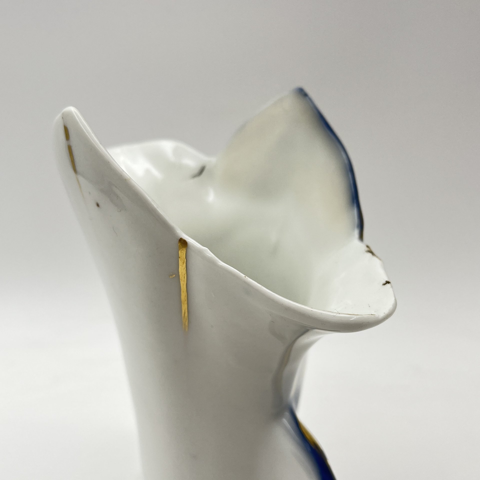 Ваза, украшенная цветочным декором и золотистым узором на кобальтовом фоне, фарфор, роспись, золочение, Европа, 1910-1930 гг.