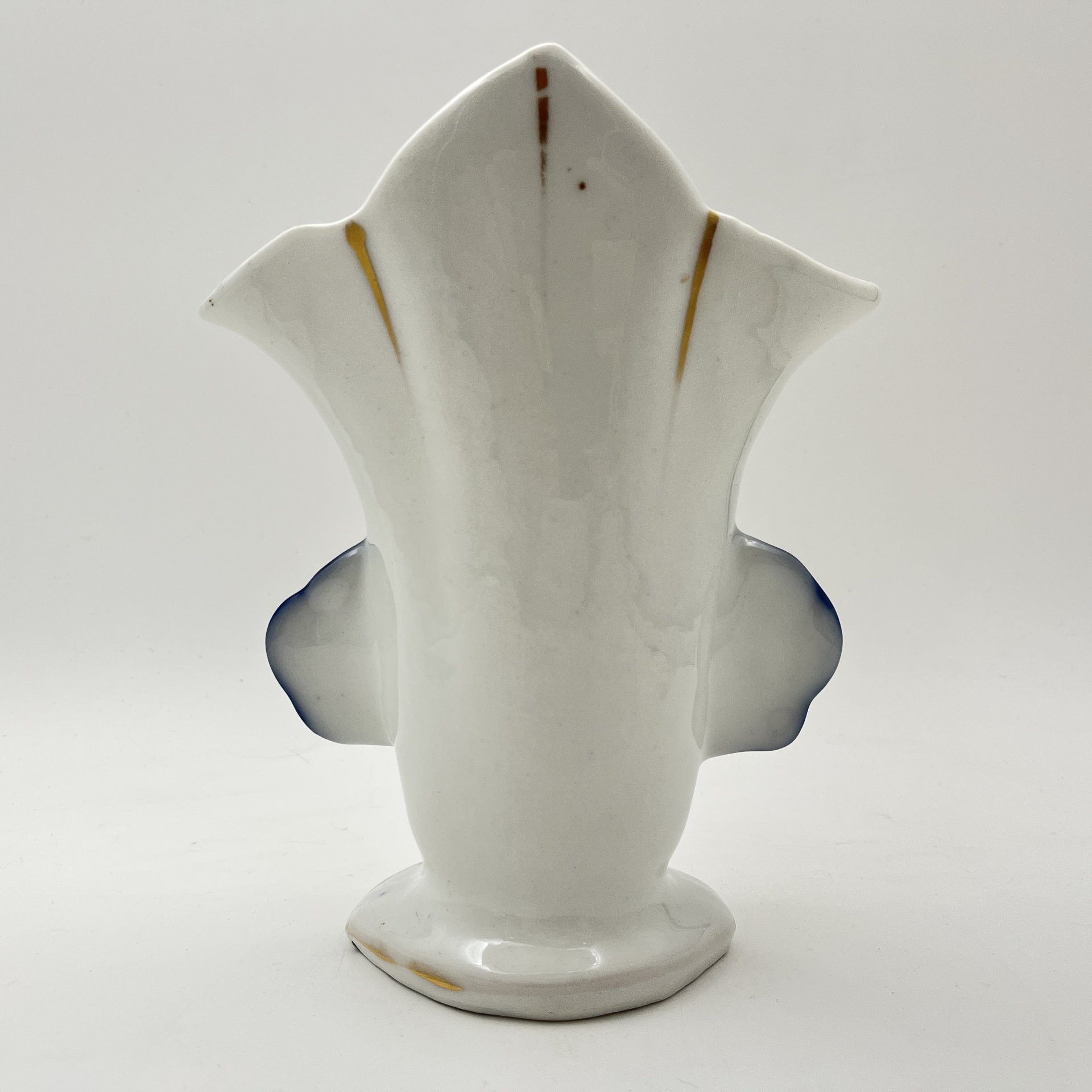 Ваза, украшенная цветочным декором и золотистым узором на кобальтовом фоне, фарфор, роспись, золочение, Европа, 1910-1930 гг.