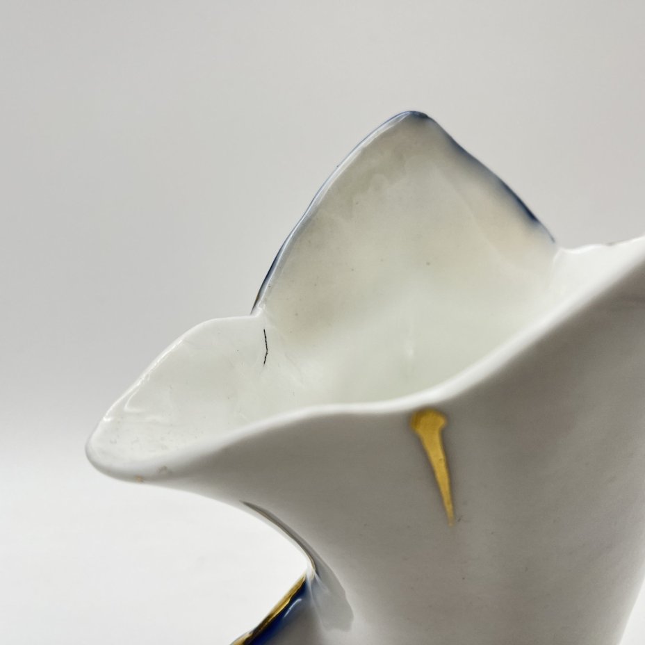 Ваза, украшенная цветочным декором и золотистым узором на кобальтовом фоне