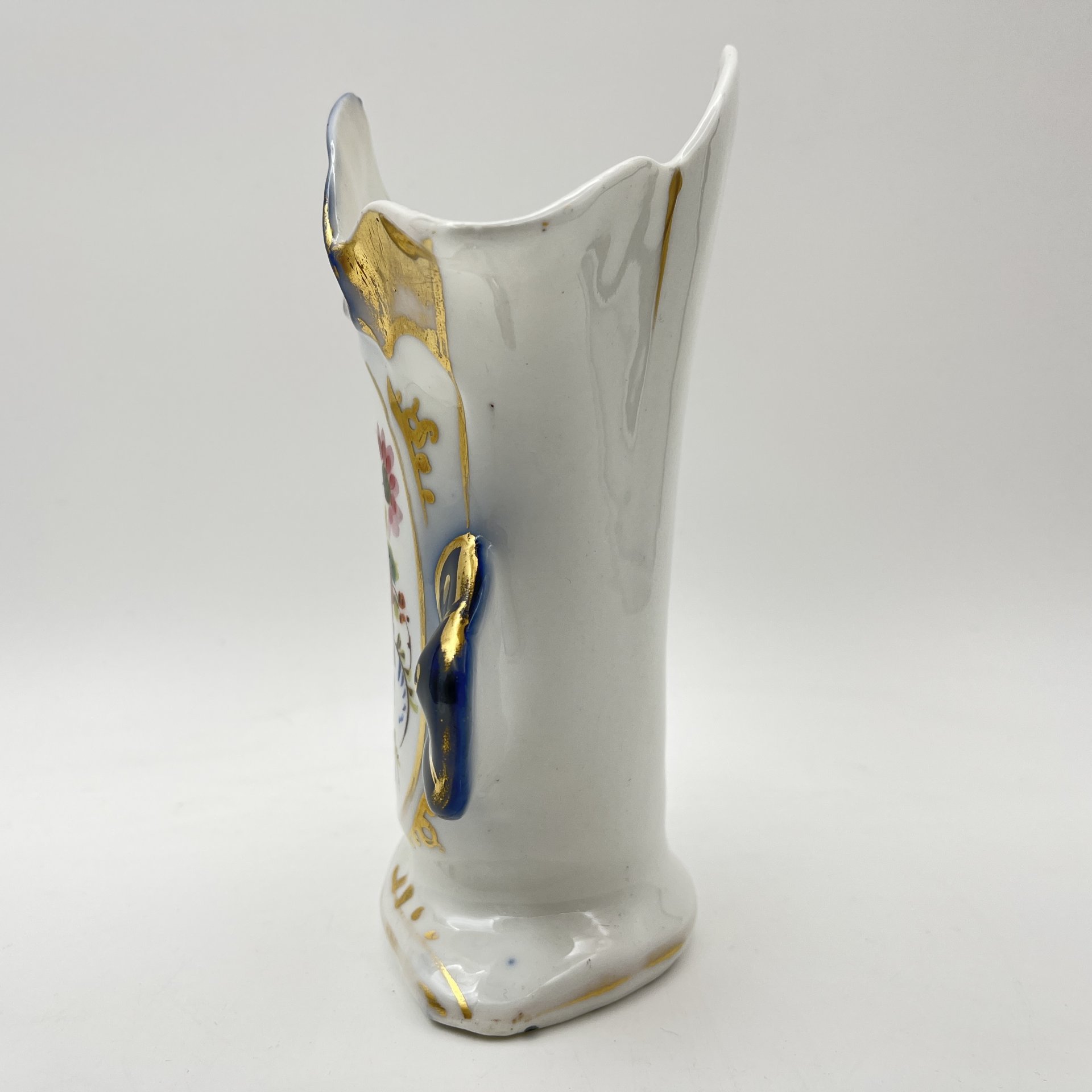 Ваза, украшенная цветочным декором и золотистым узором на кобальтовом фоне, фарфор, роспись, золочение, Европа, 1910-1930 гг.