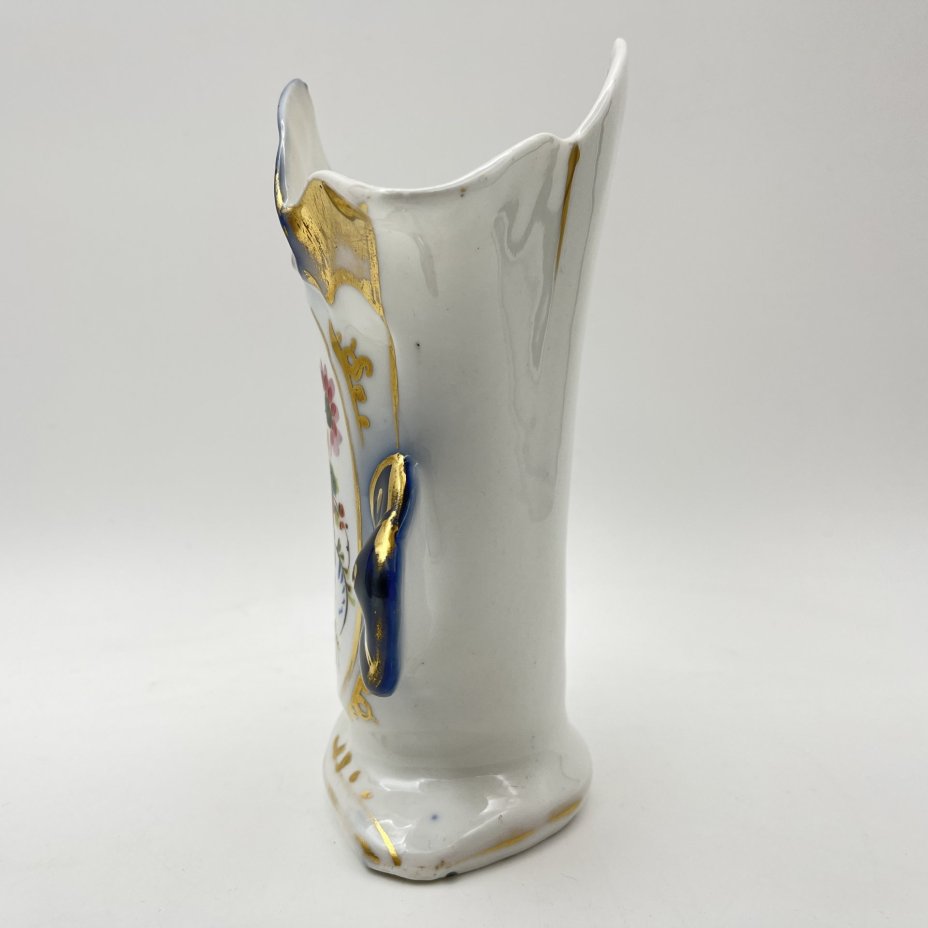 Ваза, украшенная цветочным декором и золотистым узором на кобальтовом фоне