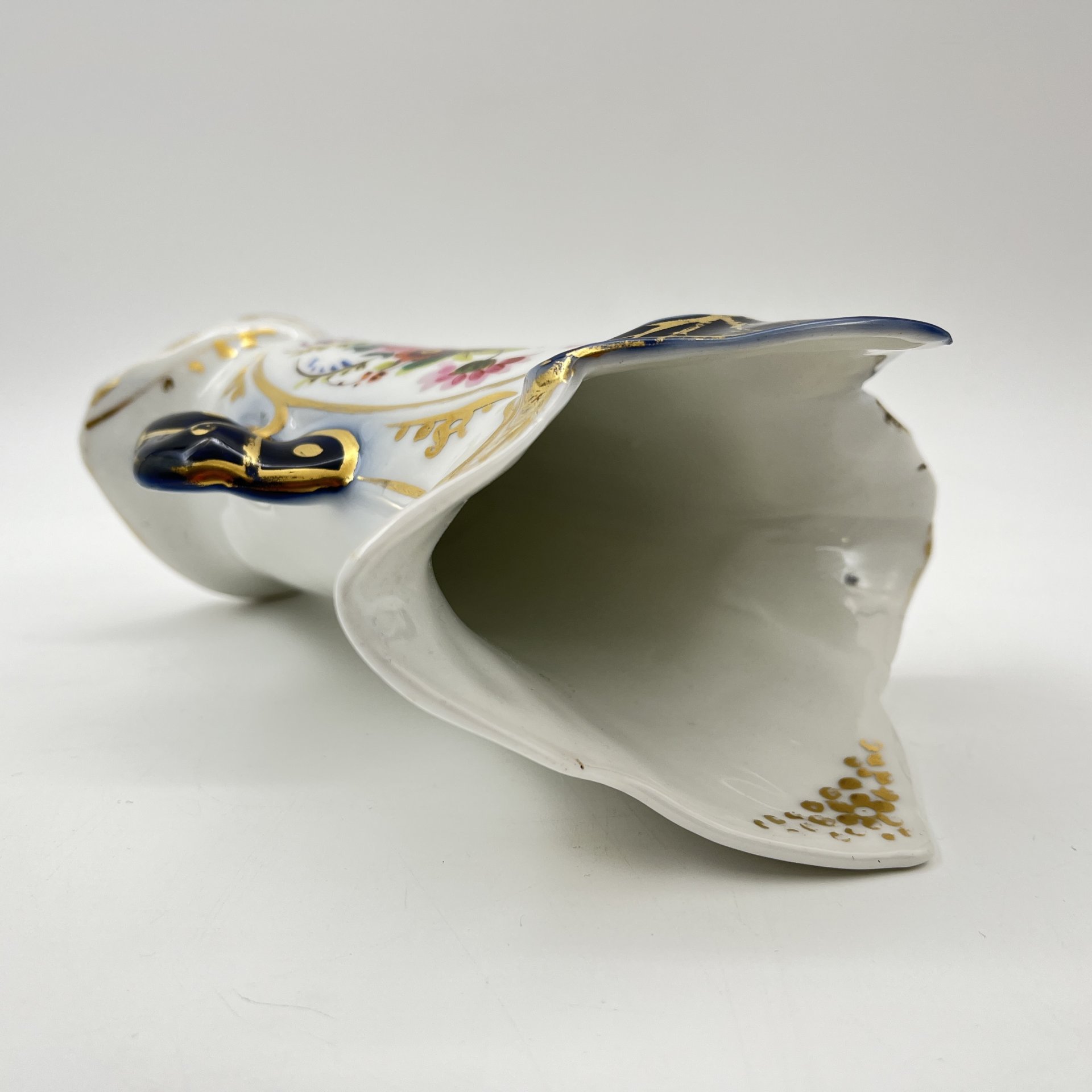 Ваза, украшенная цветочным декором и золотистым узором на кобальтовом фоне, фарфор, роспись, золочение, Европа, 1910-1930 гг.