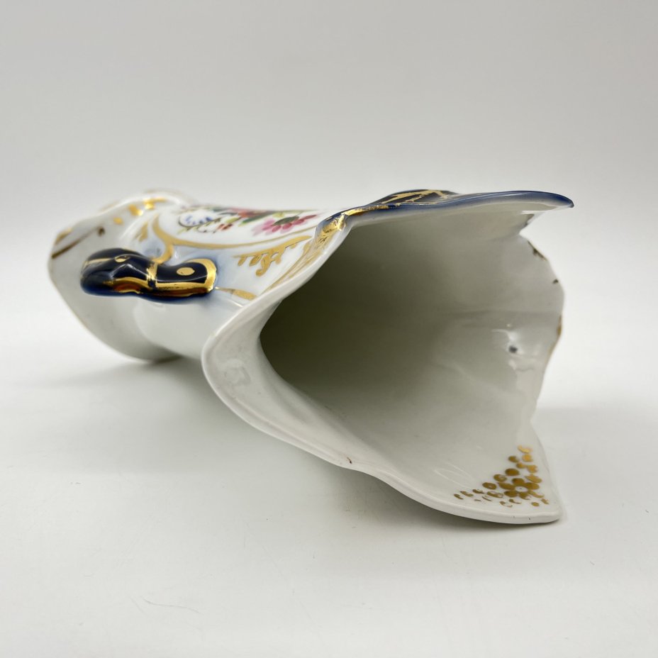 Ваза, украшенная цветочным декором и золотистым узором на кобальтовом фоне