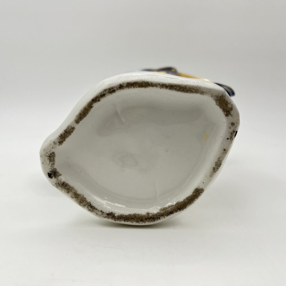 Ваза, украшенная цветочным декором и золотистым узором на кобальтовом фоне