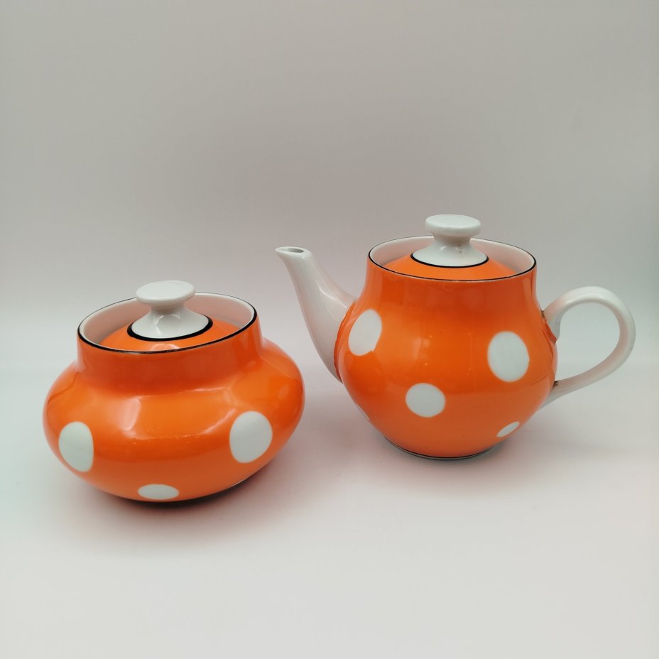 Сервиз чайный оранжевого цвета с декором в горошек, на 4 персоны (10 предметов), фарфор, крытье, обводка, золочение, Барановский фарфоровый завод, СССР, 1960-1970 гг.