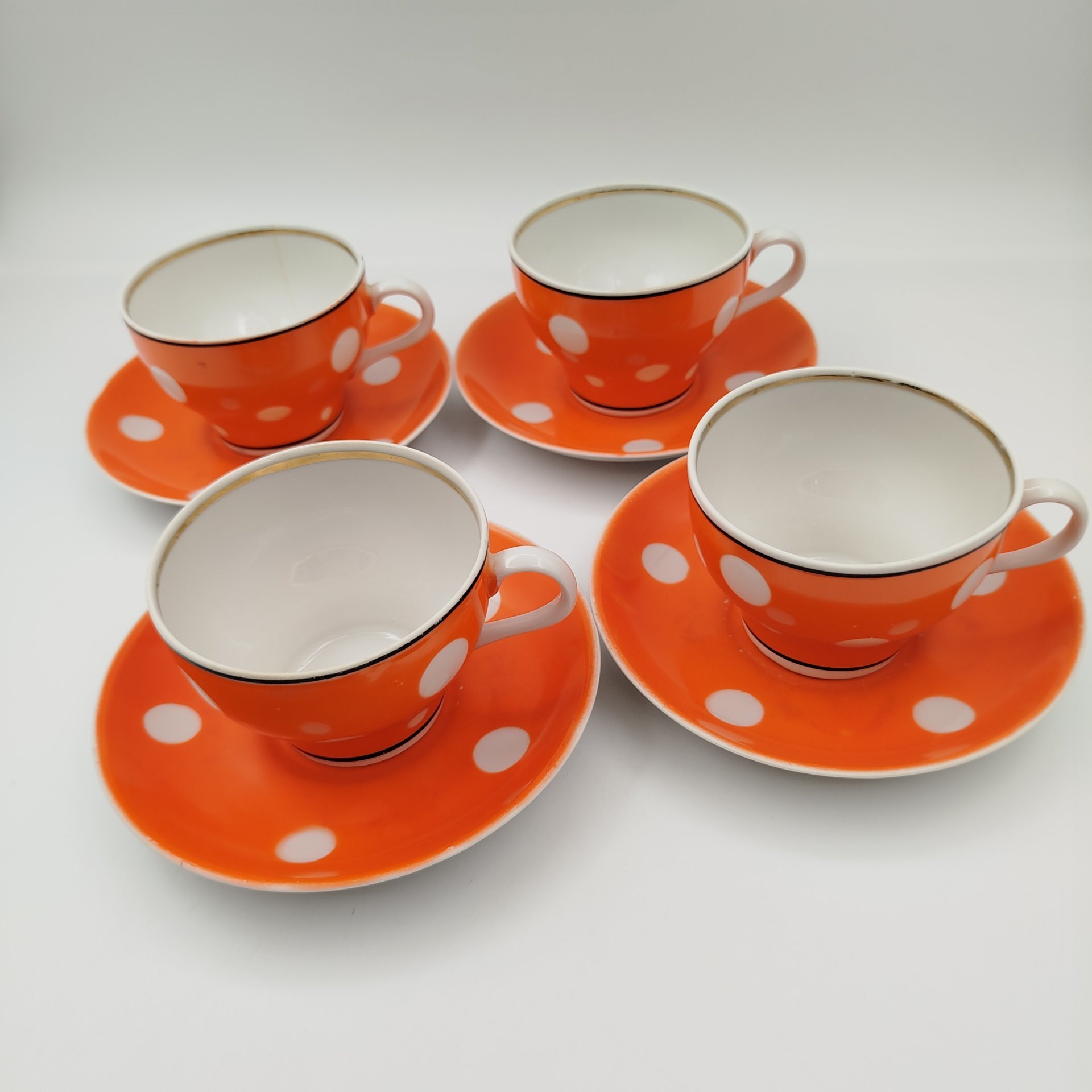 Сервиз чайный оранжевого цвета с декором в горошек, на 4 персоны (10 предметов), фарфор, крытье, обводка, золочение, Барановский фарфоровый завод, СССР, 1960-1970 гг.