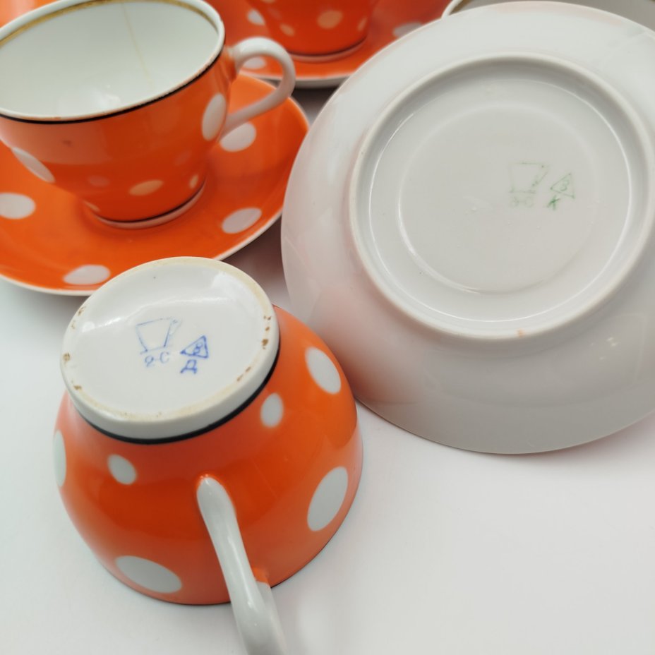 Сервиз чайный оранжевого цвета с декором в горошек, на 4 персоны (10 предметов), фарфор, крытье, обводка, золочение, Барановский фарфоровый завод, СССР, 1960-1970 гг.