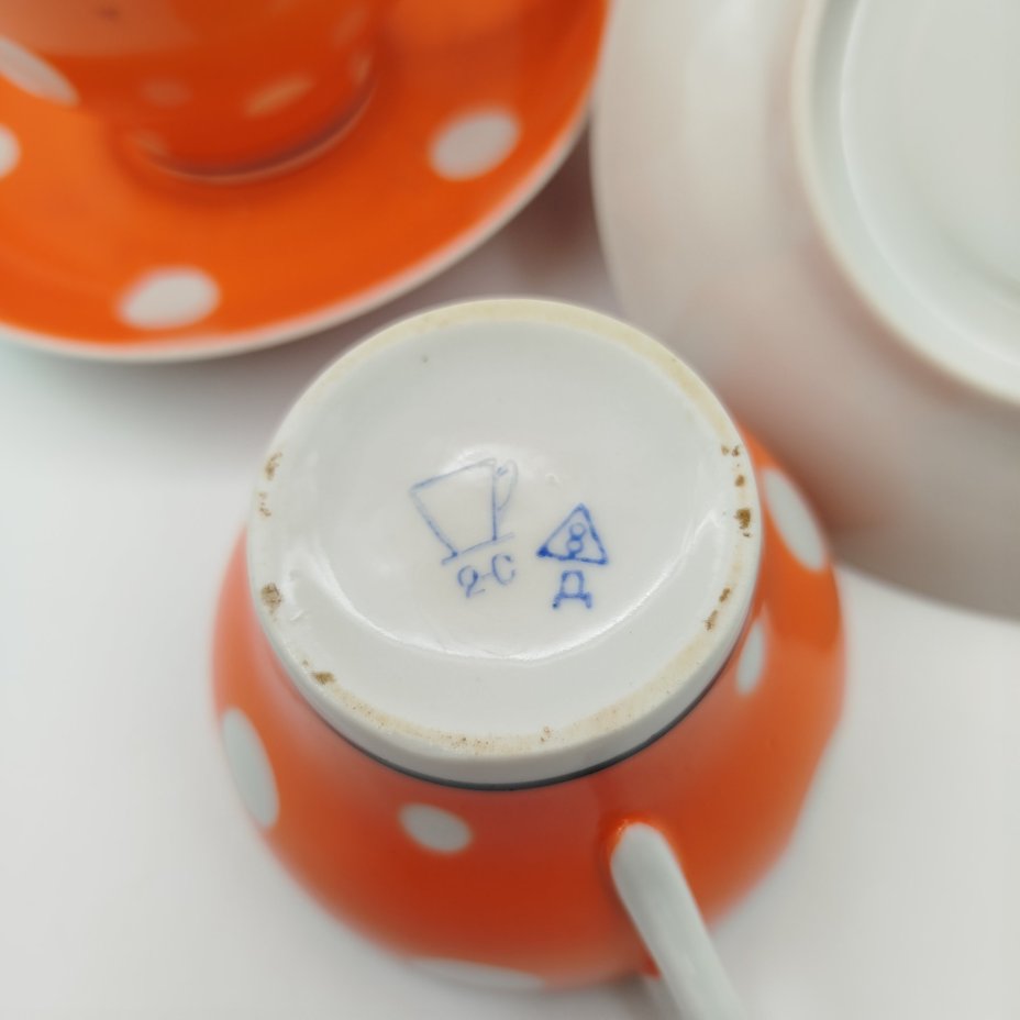 Сервиз чайный оранжевого цвета с декором в горошек, на 4 персоны (10 предметов), фарфор, крытье, обводка, золочение, Барановский фарфоровый завод, СССР, 1960-1970 гг.