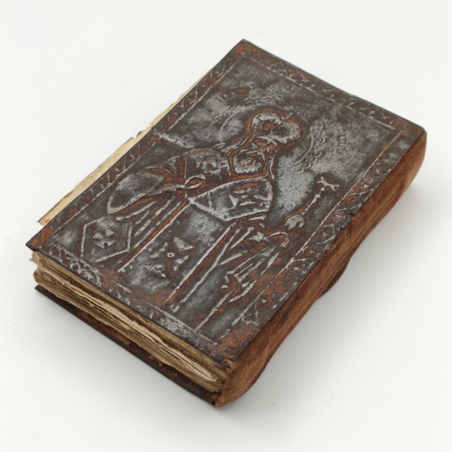 Книга "Молитвослов" с рельефным изображением Серафима Саровского на переплете