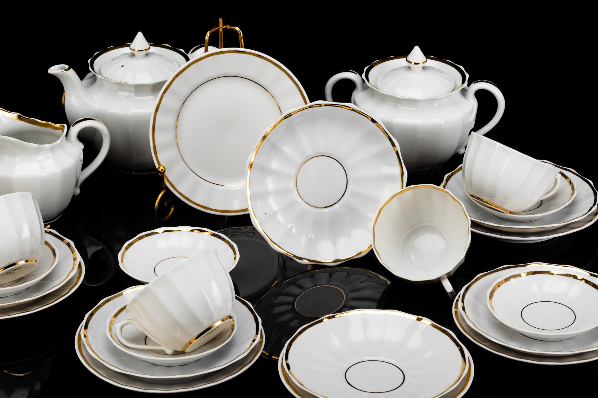 Сервиз чайный "Золотая лента" на 4 персоны (24 предмета), форма "Ампир", фарфор, золочение, Дмитровский фарфоровый завод (ДФЗ Вербилки), СССР, 1954-1965 гг.