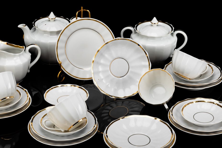 Сервиз чайный "Золотая лента" на 4 персоны (24 предмета), форма "Ампир", фарфор, золочение, Дмитровский фарфоровый завод (ДФЗ Вербилки), СССР, 1954-1965 гг.