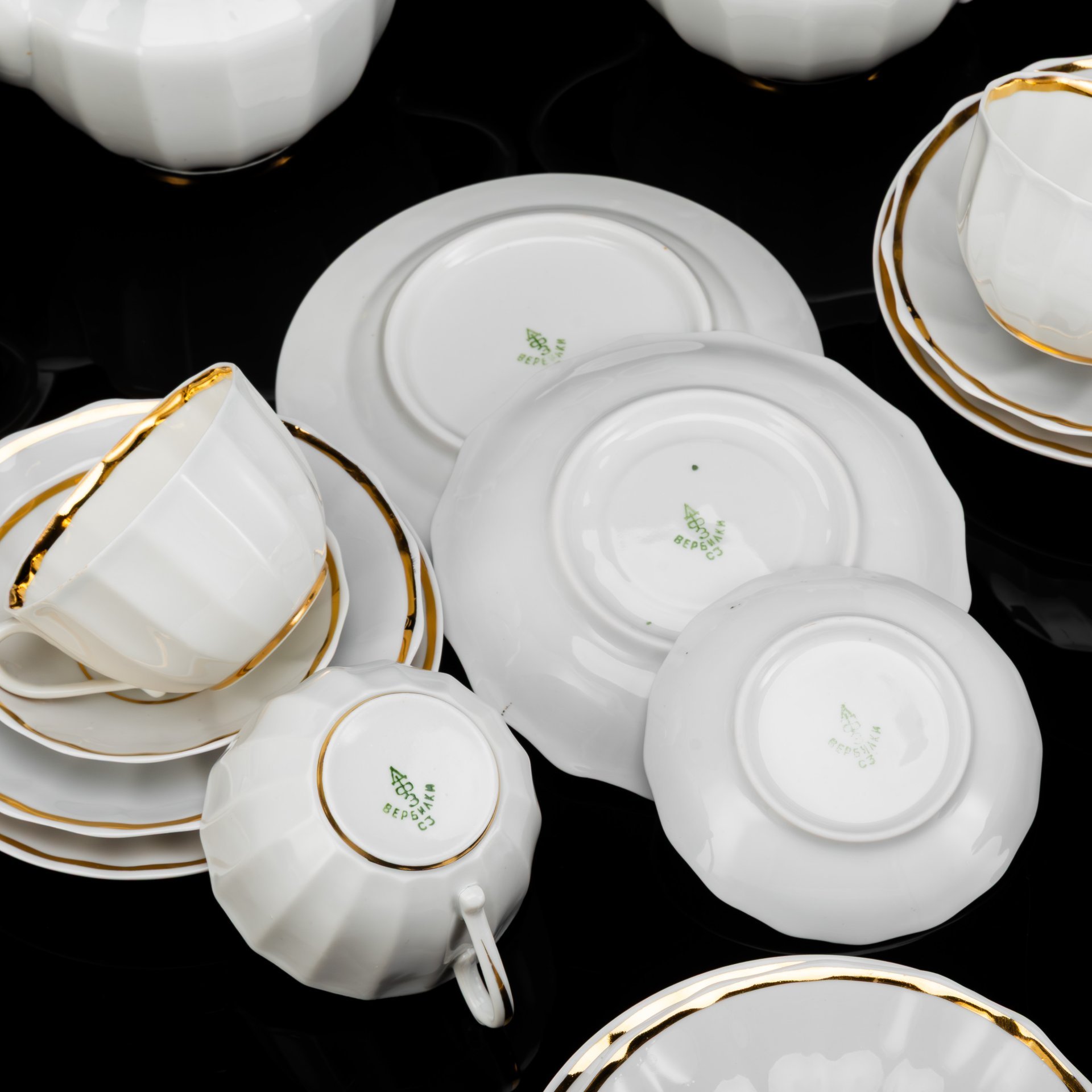 Сервиз чайный "Золотая лента" на 4 персоны (24 предмета), форма "Ампир", фарфор, золочение, Дмитровский фарфоровый завод (ДФЗ Вербилки), СССР, 1954-1965 гг.