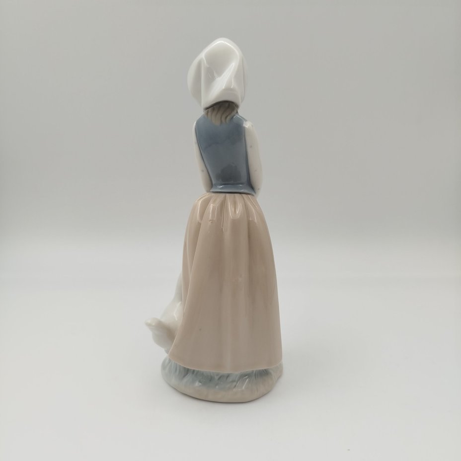 Статуэтка "Девушка с курицей и цыплятами", фарфор, роспись, NAO Porcelain, Испания, 1977-2000 гг.
