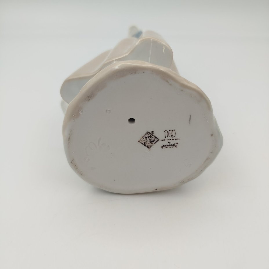 Статуэтка "Девушка с курицей и цыплятами", фарфор, роспись, NAO Porcelain, Испания, 1977-2000 гг.