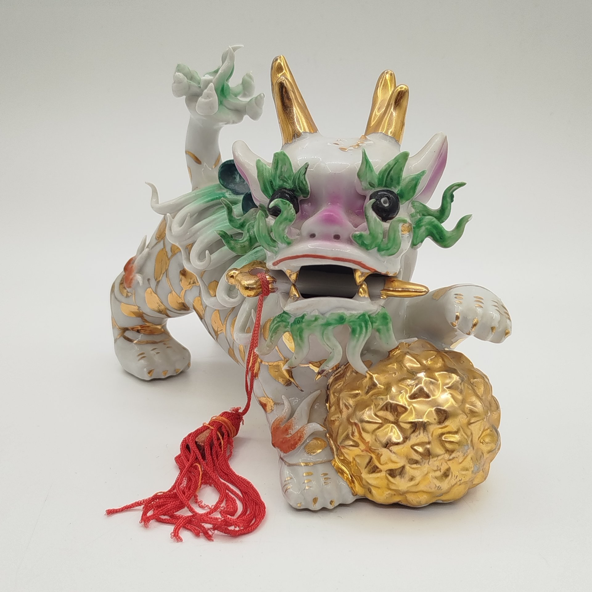 Статуэтка "Собака Фу" ("Небесный лев Будды"), фарфор, роспись, золочение, Китай, 1990-2010 гг.