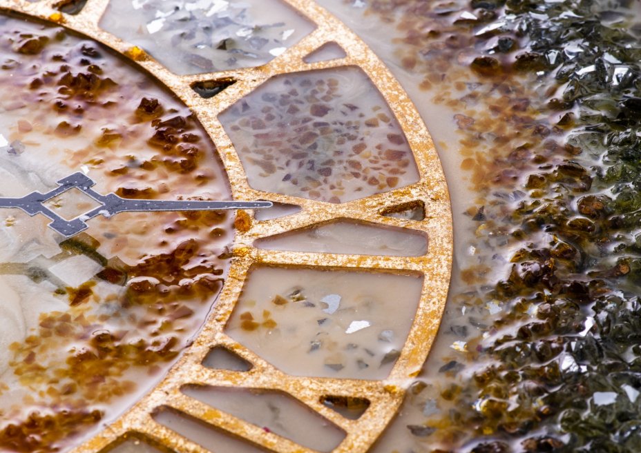 Часы настенные "Золотые пески", авторская ручная работа в технике Resin Art, глянцевое 3D покрытие, натуральный камень, Россия, 2020 г.