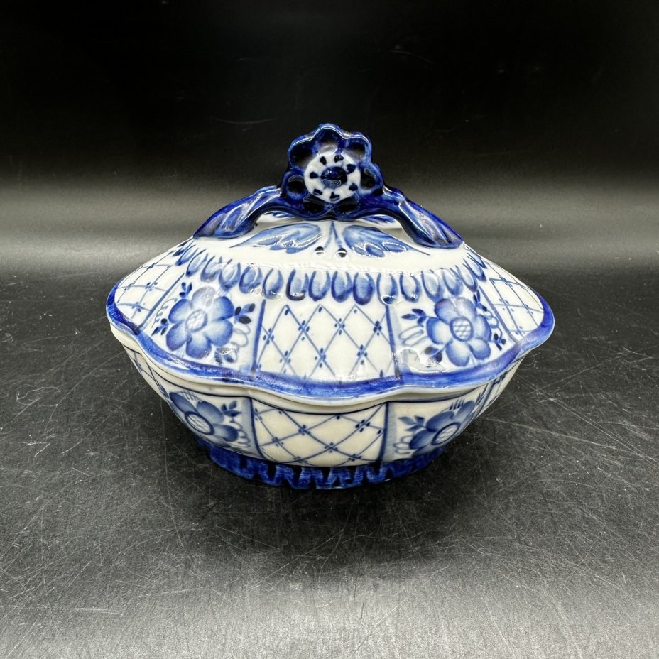 Шкатулка (сахарница, ёмкость для специй) с цветочным декором, фарфор, роспись, Объединение «Гжель», Объединение «Гжель»