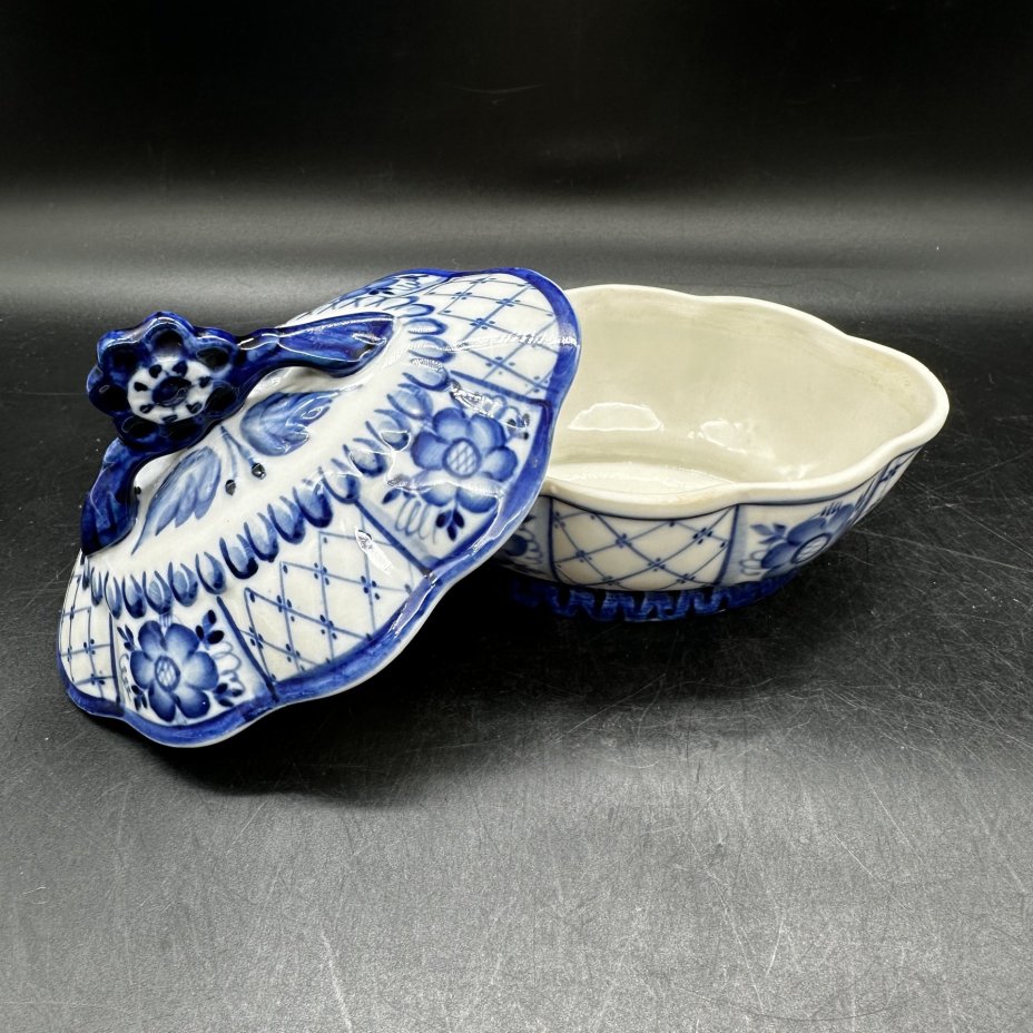 Шкатулка (сахарница, ёмкость для специй) с цветочным декором, фарфор, роспись, Объединение «Гжель», Объединение «Гжель»
