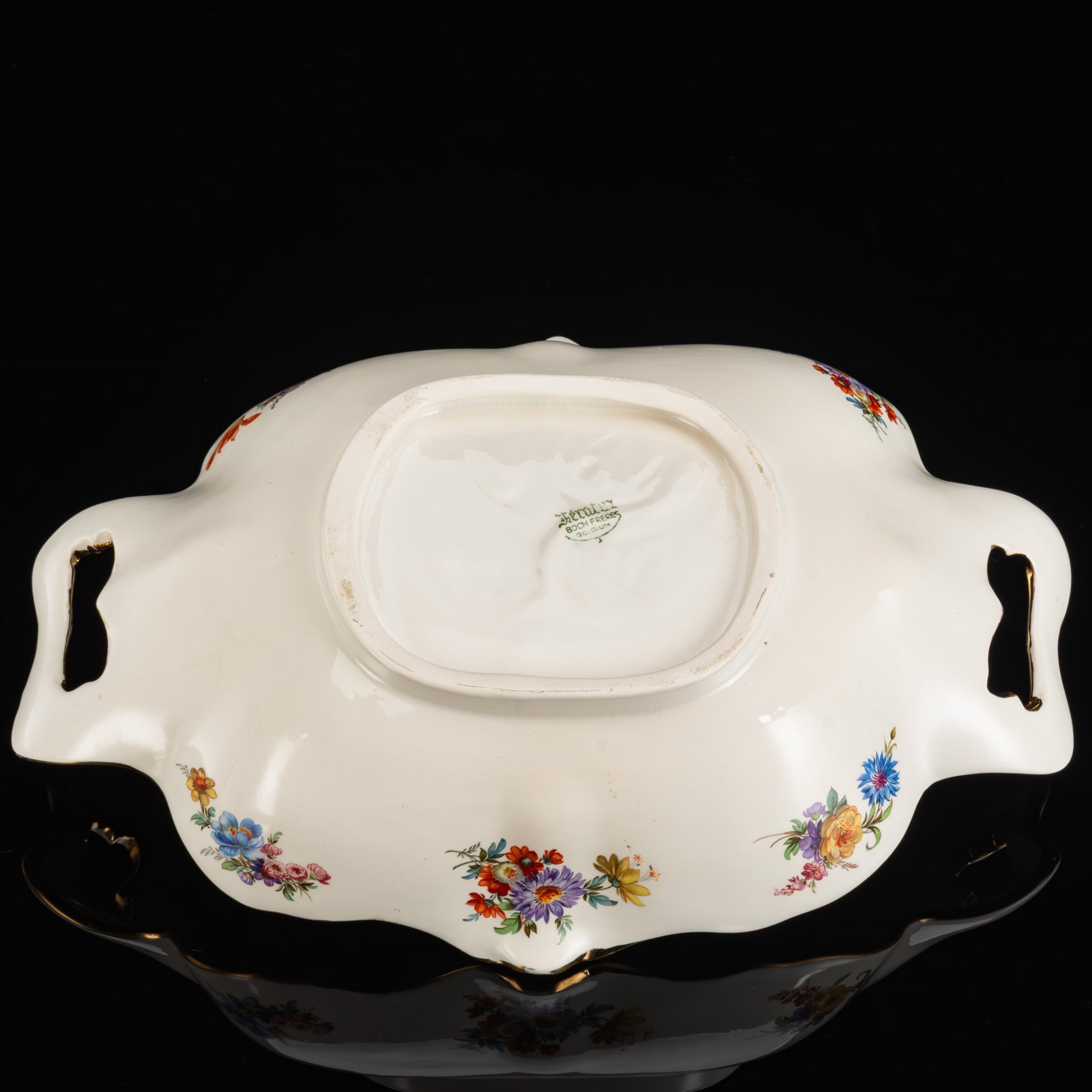 Блюдо большое, украшенное изображением букетов цветов, Boch Freres Keraluх, фаянс, деколь, золочение, Бельгия, 1950-1970 гг.