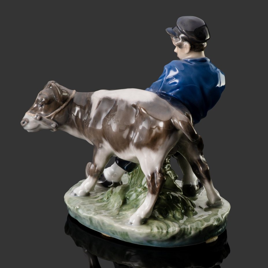 Статуэтка "Мальчик-пастух с теленком", фарфор, роспись, Royal Copenhagen, Дания, 1959 г.
