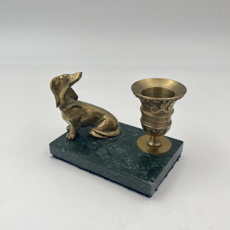 Подсвечник настольный "Такса" (на одну свечу), латунь, змеевик, Российская Федерация, 2000-2020 гг.
