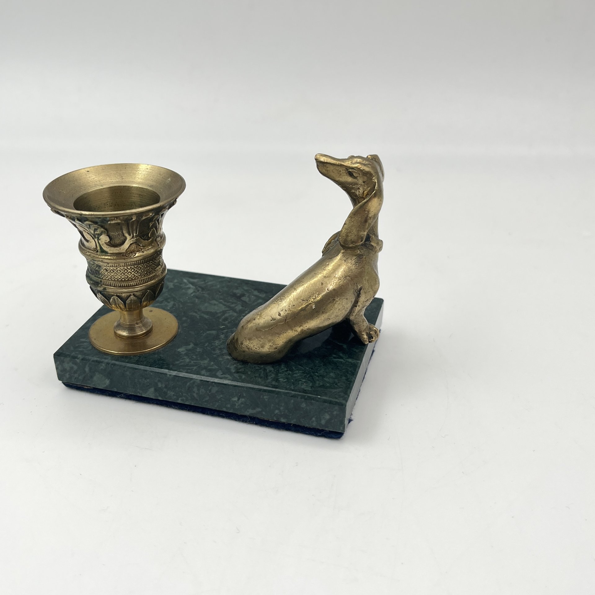 Подсвечник настольный "Такса" (на одну свечу), латунь, змеевик, Российская Федерация, 2000-2020 гг.