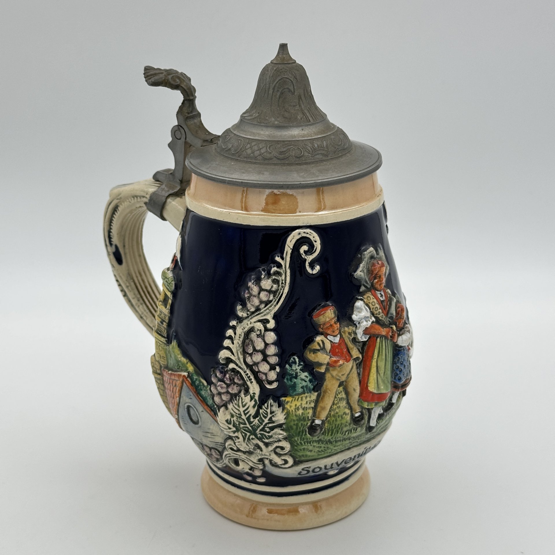 Кружка пивная "Souvenir d` Alsace" ("Сувенир из Эльзаса") с барельефным изображением матери с двумя детьми на фоней пейзажа, фаянс, роспись, люстр, сплав металлов
