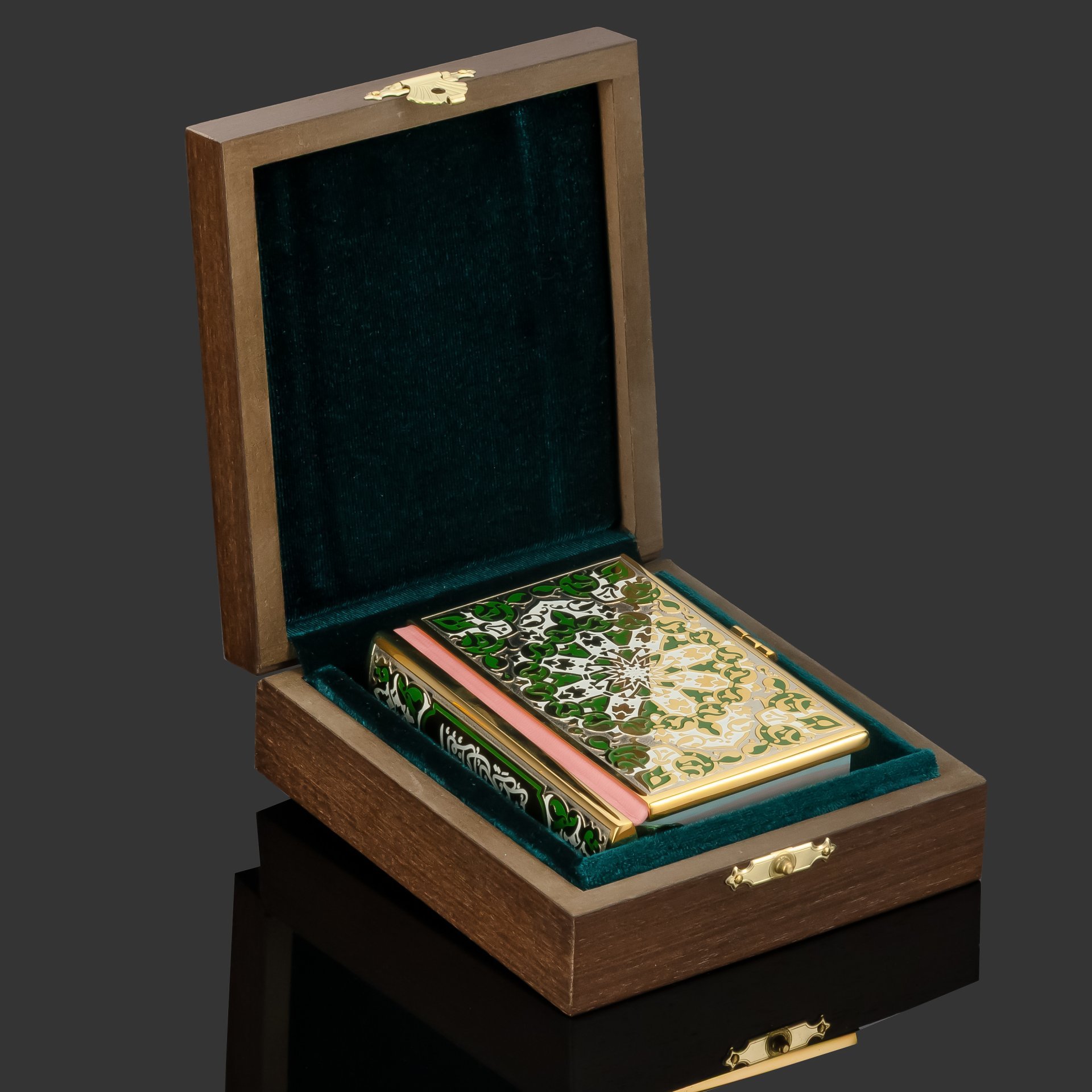 Коран малый на арабском языке, украшенный эмалями зеленого оттенка в подарочной коробке, латунь, бумага, эмаль, золочение, Златоуст, Российская Федерация, 2025 г.
