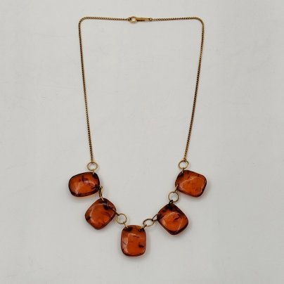 Колье из бусин квадратной формы медового оттенка