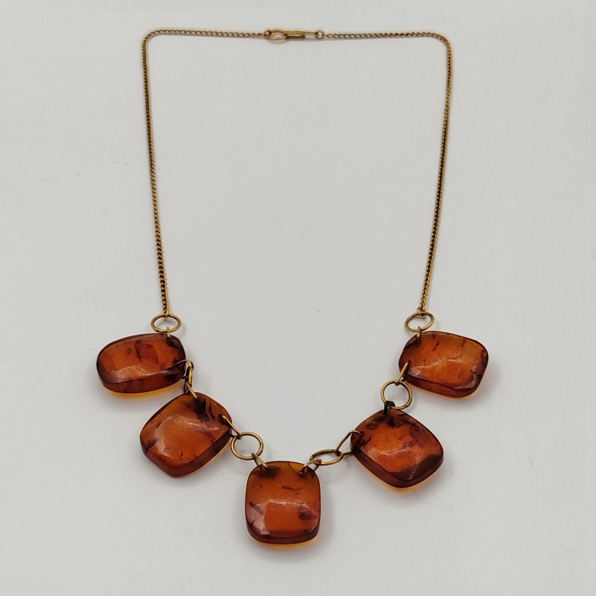 Колье из бусин квадратной формы медового оттенка