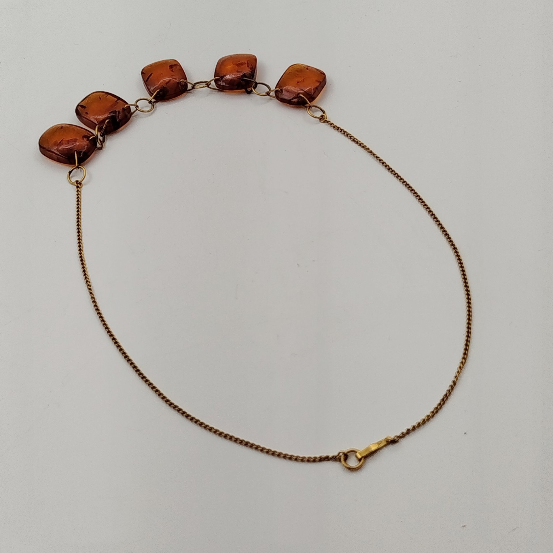 Колье из бусин квадратной формы медового оттенка