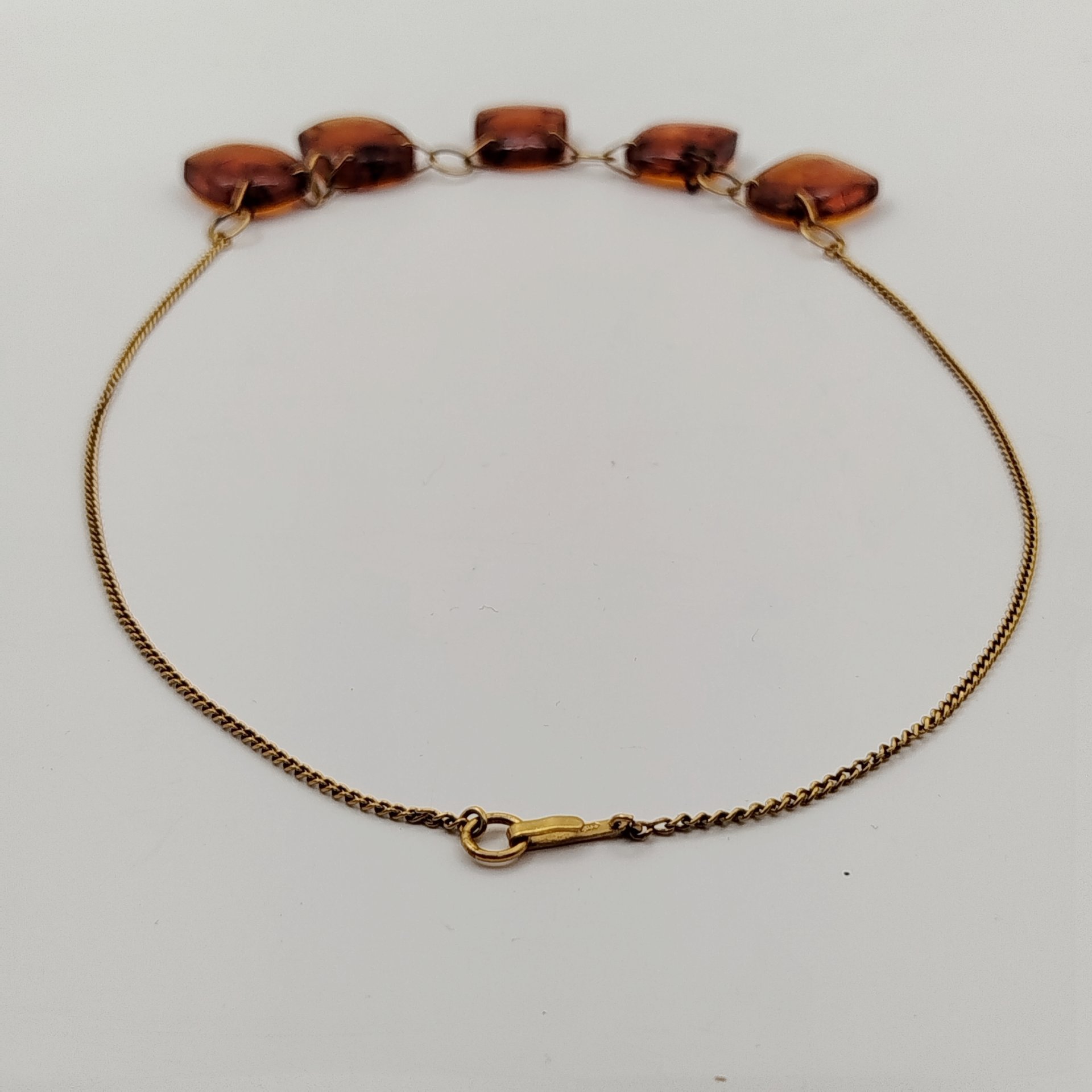 Колье из бусин квадратной формы медового оттенка