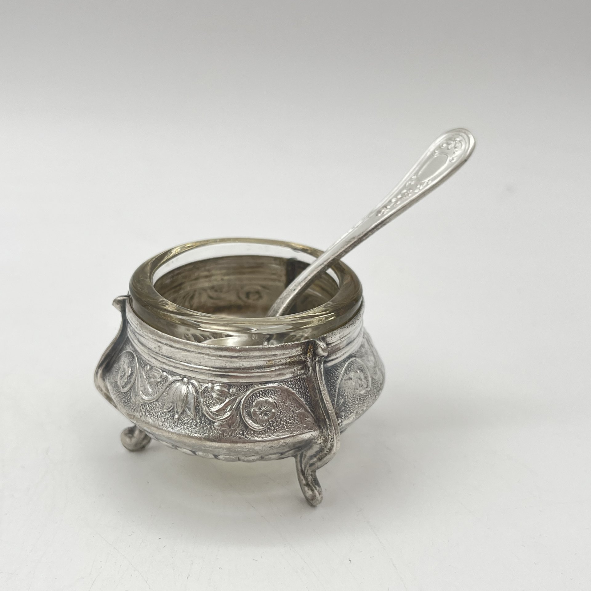 Солонка на ножках с ложечкой и растительным декором, мНЦ (медь-никель-цинк), стекло, Мстерский завод художественных изделий «Ювелир», СССР, 1970-1990 гг.