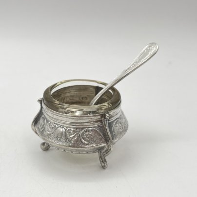 Солонка на ножках с ложечкой и растительным декором, мНЦ (медь-никель-цинк), стекло, Мстерский завод художественных изделий «Ювелир», СССР, 1970-1990 гг., Мстерский завод художественных изделий «Ювелир»