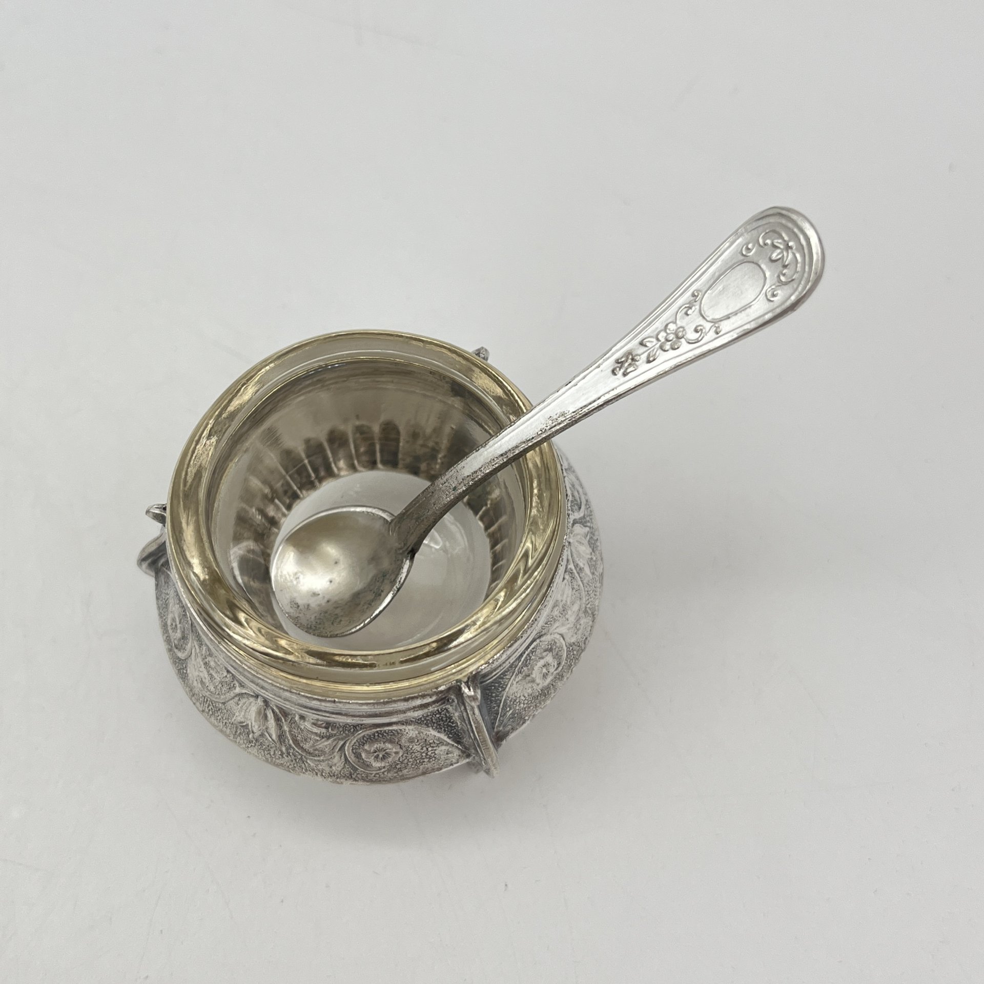 Солонка на ножках с ложечкой и растительным декором, мНЦ (медь-никель-цинк), стекло, Мстерский завод художественных изделий «Ювелир», СССР, 1970-1990 гг., Мстерский завод художественных изделий «Ювелир»