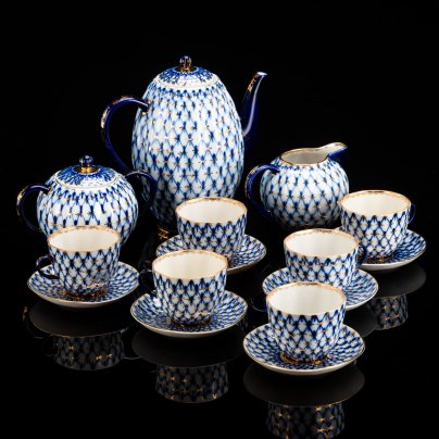 Сервиз кофейный на 6 персон "Кобальтовая сетка" (15 предметов), автор формы "Тюльпан" С.Е. Яковлева, автор рисунка А.А. Яцкевич