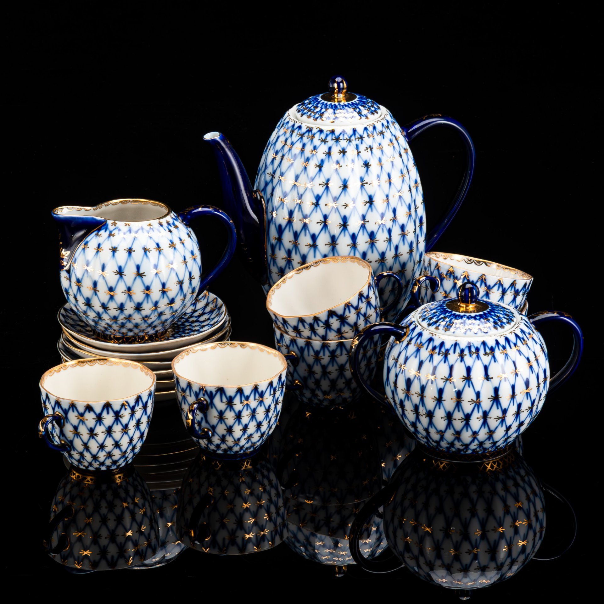 Сервиз кофейный на 6 персон "Кобальтовая сетка" (15 предметов), автор формы "Тюльпан" С.Е. Яковлева, автор рисунка А.А. Яцкевич