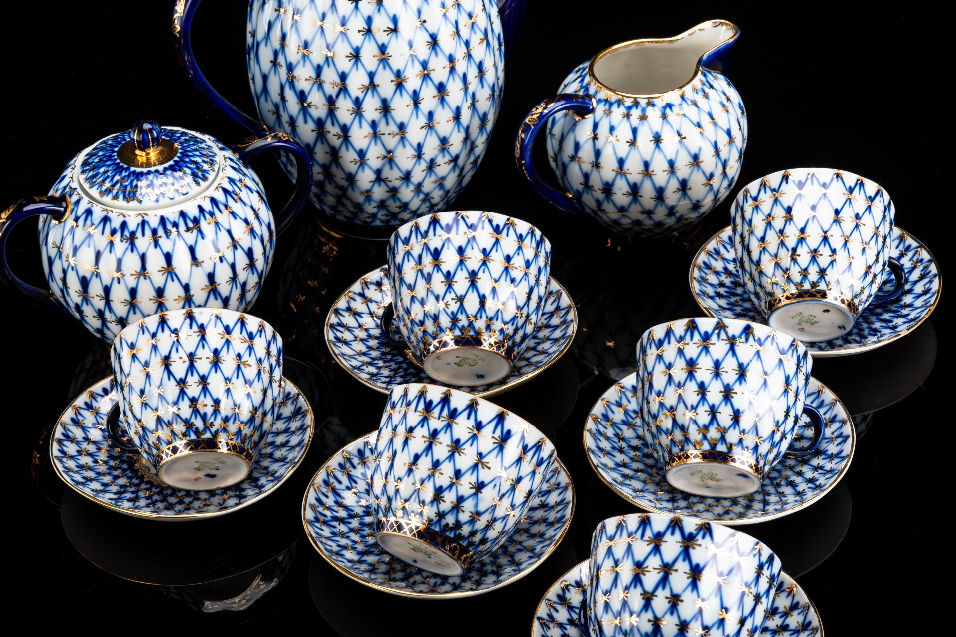Сервиз кофейный на 6 персон "Кобальтовая сетка" (15 предметов), автор формы "Тюльпан" С.Е. Яковлева, автор рисунка А.А. Яцкевич