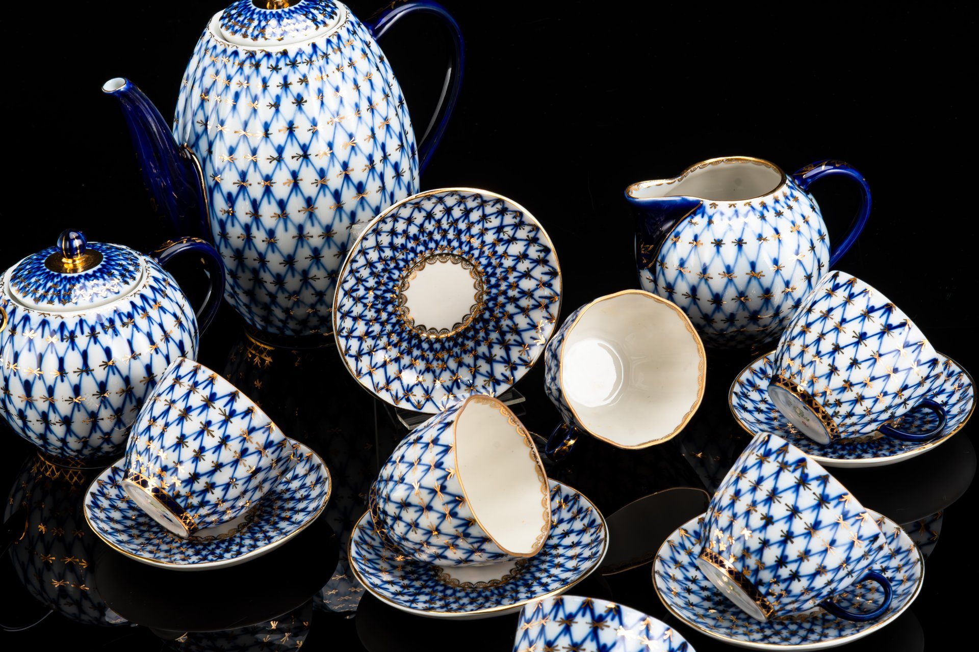 Сервиз кофейный на 6 персон "Кобальтовая сетка" (15 предметов), автор формы "Тюльпан" С.Е. Яковлева, автор рисунка А.А. Яцкевич