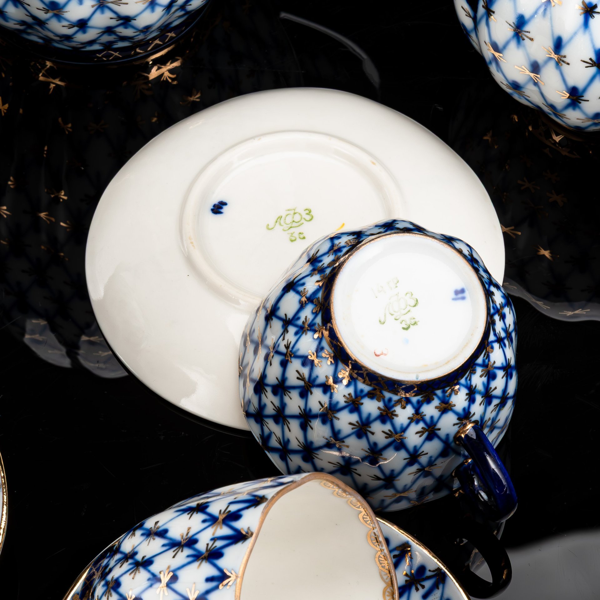 Сервиз кофейный на 6 персон "Кобальтовая сетка" (15 предметов), автор формы "Тюльпан" С.Е. Яковлева, автор рисунка А.А. Яцкевич