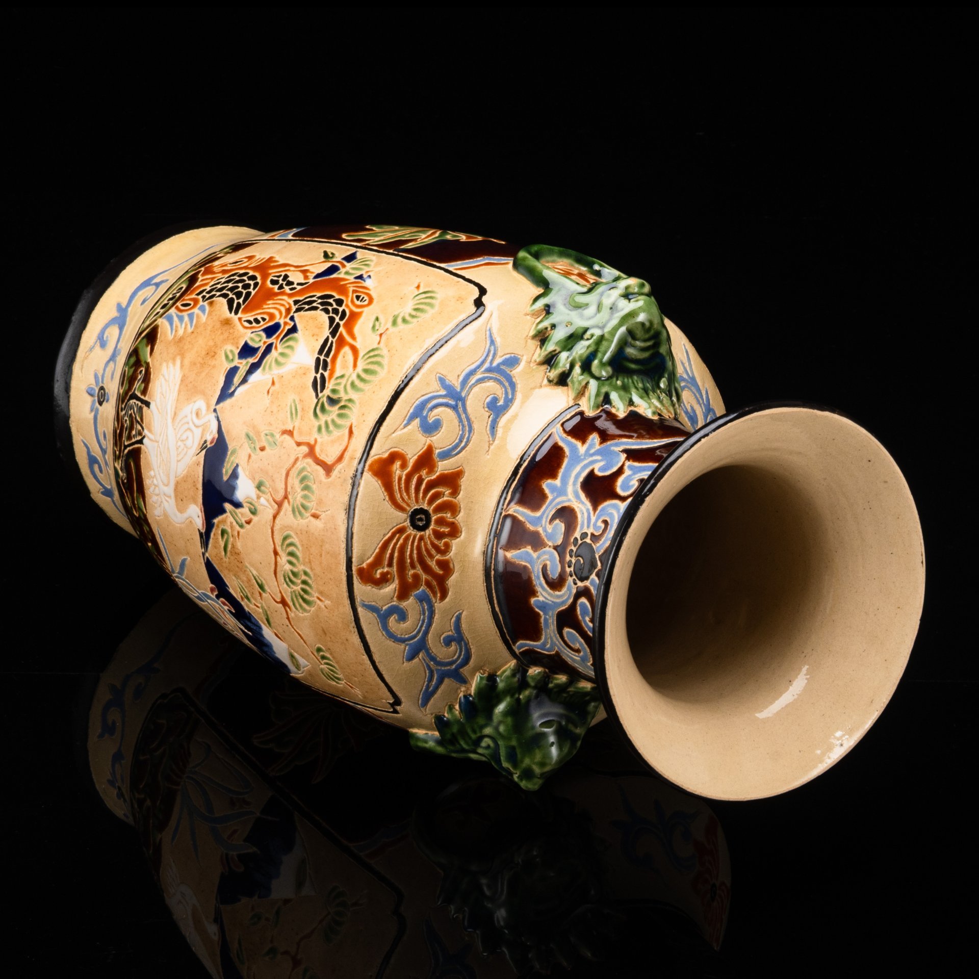 Ваза напольная, с изображением журавлей  на тулове и львов на ручках, Сайгон