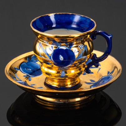 Чайная пара, украшенная цветочным декором, автор Л.П. Азарова, фарфор, роспись кобальтом, золочение, Гжельский фарфоровый завод, СССР, 1970-1980 гг.